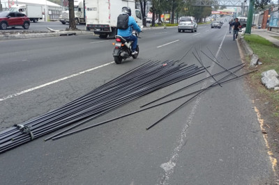 Carga caída de camión provoca complicaciones de tránsito en la calzada Roosevelt