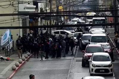 Antimotines y manifestantes se retiran de la 11 avenida y 10 calle de la zona 1