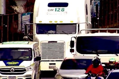 Cabezal averiado en el puente El Incienso y camión semivolcado en zona 16 complican el tránsito