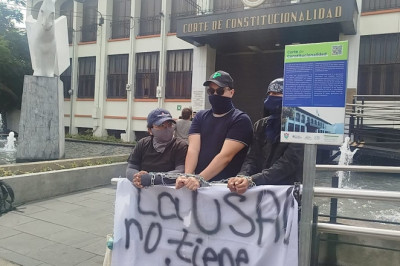 Manifestantes se encadenan en ingreso a la CC por fallos relacionados con la elección de rector de la Usac