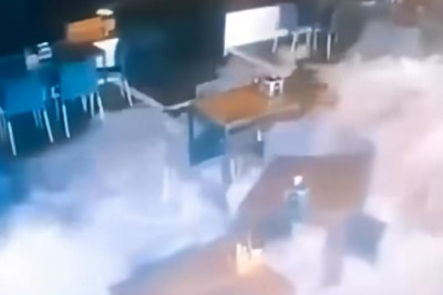 Oleaje provocado por tormenta Cristina inunda restaurante en Monterrico