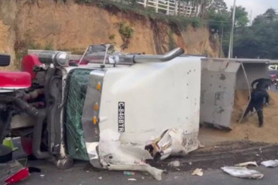 Tráiler volcado en la ruta Interamericana genera complicaciones en el tránsito