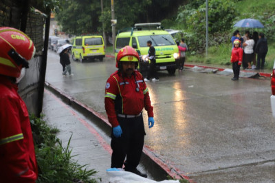 Adolescente muere tras ser arrastrado por una corriente de agua en zona 18