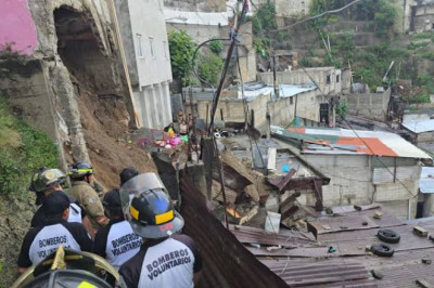 Deslizamiento en zona 5 activa búsqueda por posibles personas soterradas