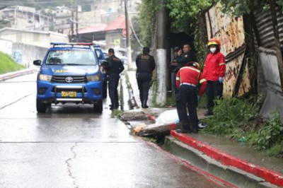 Niño de 13 años muere arrastrado por correntada en zona 18