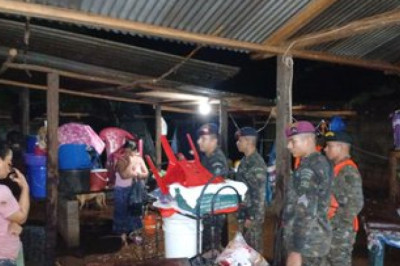 Evacúan a familias afectadas por lluvias e inundaciones en El Estor, Izabal