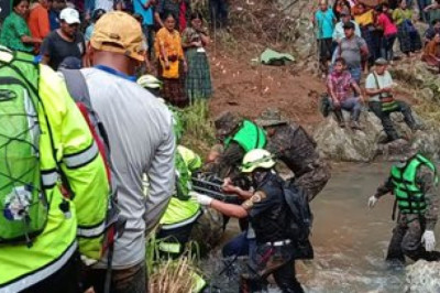 Rescatistas localizan dos cuerpos en cueva de Santa María Cahabón; una persona sigue desaparecida
