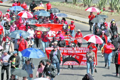 Ministerio de Salud analiza solicitud de aumento salarial de Q4 mil para salubristas