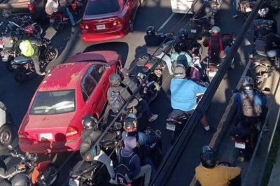 Habilitan un carril por sentido en la calzada Roosevelt, pero continúan las complicaciones