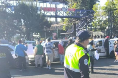 Taxistas bloquean la calzada Atanasio Tzul y complican el tránsito en la zona 12