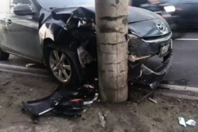 Vehículo choca contra un poste y complica el tránsito en la calzada Aguilar Batres