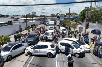 Taxistas anuncian caravana hacia el Congreso por el alza de los combustibles