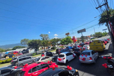 Taxistas y conductores de tuctuc llegan al Congreso para rechazar el alza de los combustibles