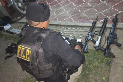 Capturan a cinco hombres con arsenal en Alta Verapaz