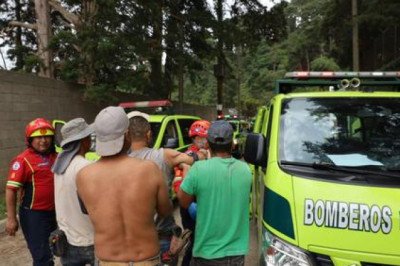 Rescatan a 10 trabajadores soterrados en carretera a El Salvador