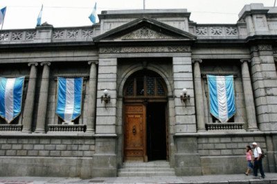 Magistrado exige al Congreso más de Q3 millones por siete meses de trabajo, según investigación periodística