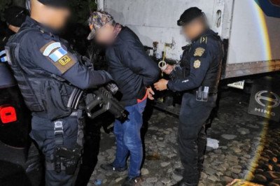 Hallan 202 paquetes con posible cocaína ocultos en un picop en San Marcos