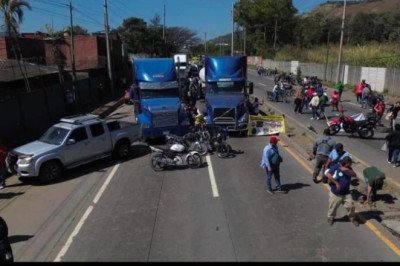 Bloqueo persiste en Cuyotenango y mantiene cerrada la CA-2 Occidente en ambos sentidos