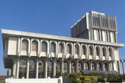 La presidenta de la Corte Suprema evade confirmar si ya denunció la venta de plazas en el Organismo Judicial, pese a la orden del pleno