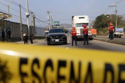 Localizan Q170 mil en vehículo durante operativo en ruta a Iztapa; dos personas fueron capturadas