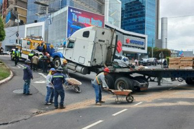 Evalúan sanciones de hasta Q500 mil por tráiler que bloquea el bulevar Los Próceres