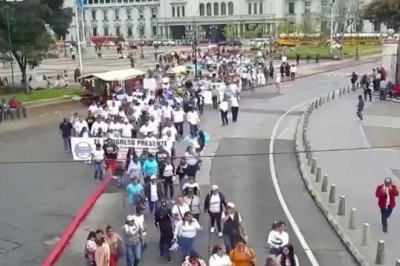 Manifestantes se movilizan desde la Plaza de la Constitución hacia el Congreso y complican el tránsito en zona 1