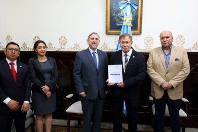 Postuladora entrega al Congreso nómina de seis candidatos a contralor general de Cuentas