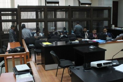 Juez informa cargos a agentes de la PNC detenidos durante allanamientos