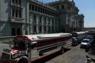 Buses extraurbanos generan congestionamiento frente al Palacio Nacional por concentración en zona 1