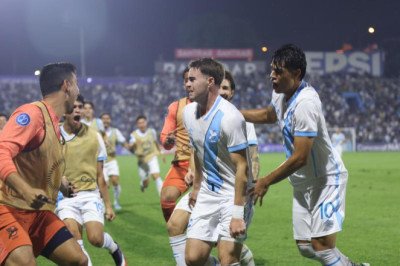 ¡Gol histórico! Guatemala vence a Surinam en el último minuto y avanza por primera vez a cuartos de final