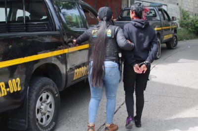 Capturan en zona 18 a mujer señalada de integrar el Barrio 18 y ser buscada por asesinato