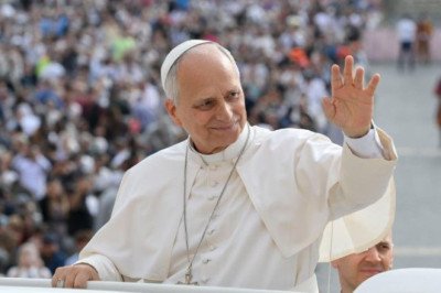 Papa León XIV evoluciona con normalidad tras cirugía pulmonar y comienza a caminar