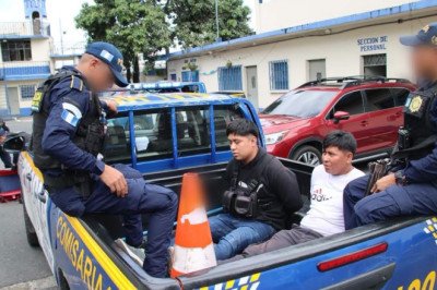MP inspecciona las patrullas usadas en la captura de los hermanos Choc Toz